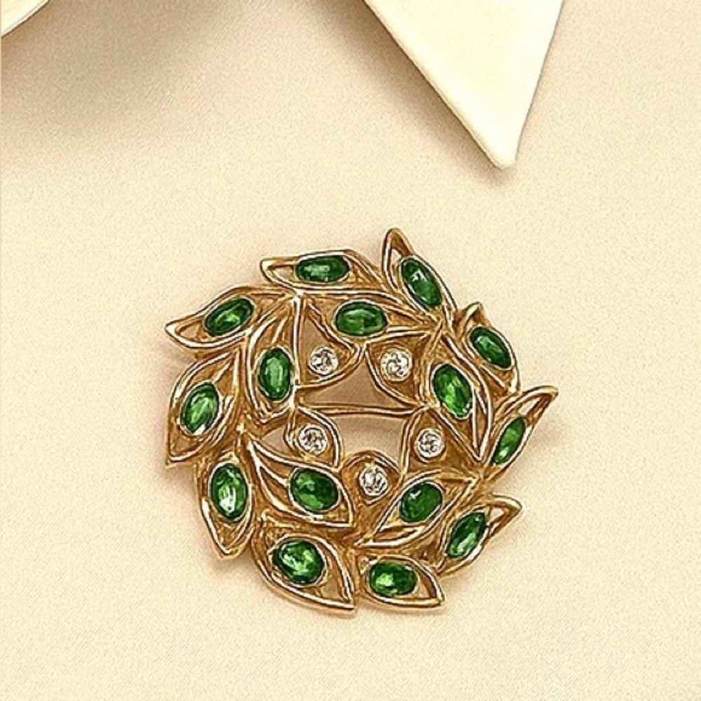 Avon Fashions Elegant Gold and Green Leaf Brooch NNT Rhinestones